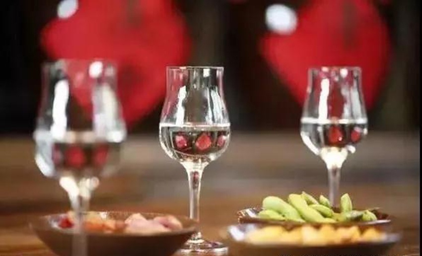 白酒知識(shí)-倒酒里面藏著大學(xué)問(wèn)!